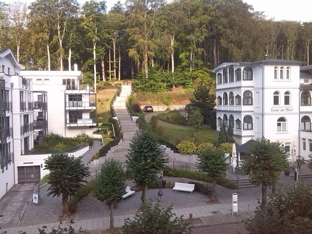 Blick-aus-der-Wohnung-auf-den-Friedensberg